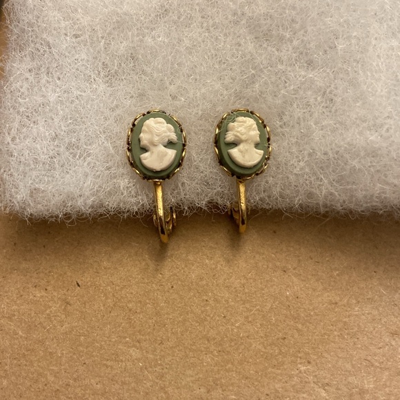 Small Green Cameo Clip on Earrings Gold Tone - Picture 2 of 4